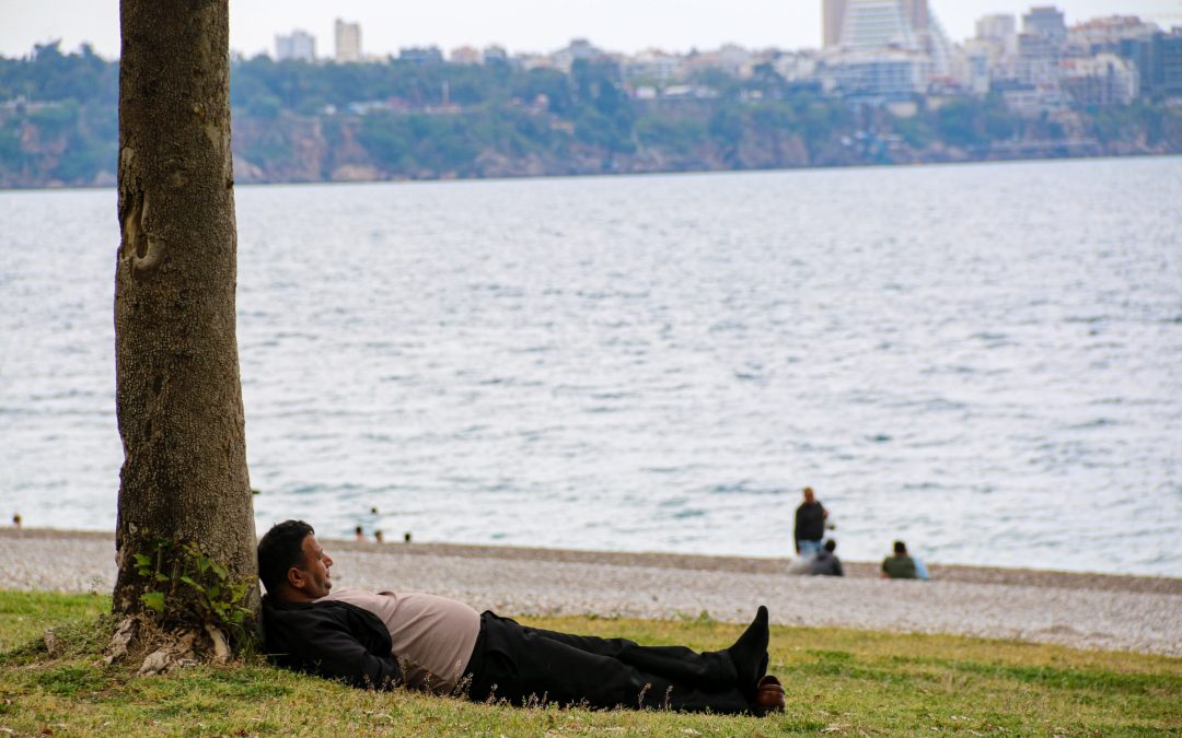 Antalya’da Bulutlu Hava Tatilcileri Şaşırttı