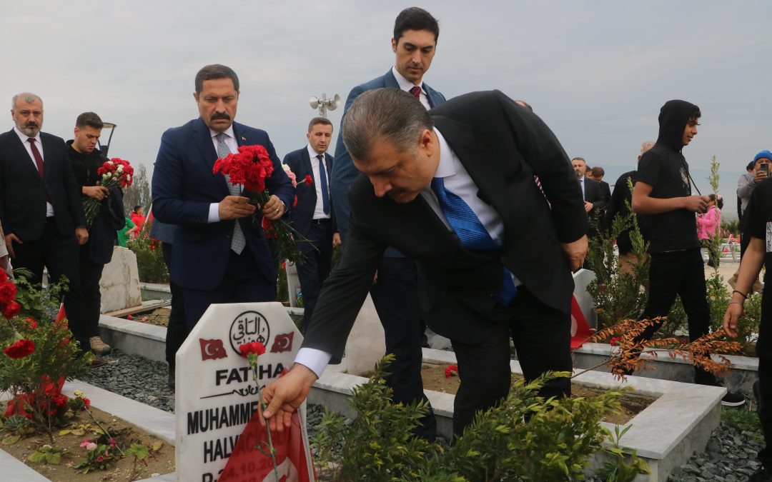 Deprem Mezarlığında Vatandaşlara Başsağlığı Dileyen Sağlık Bakanı Hatay’da