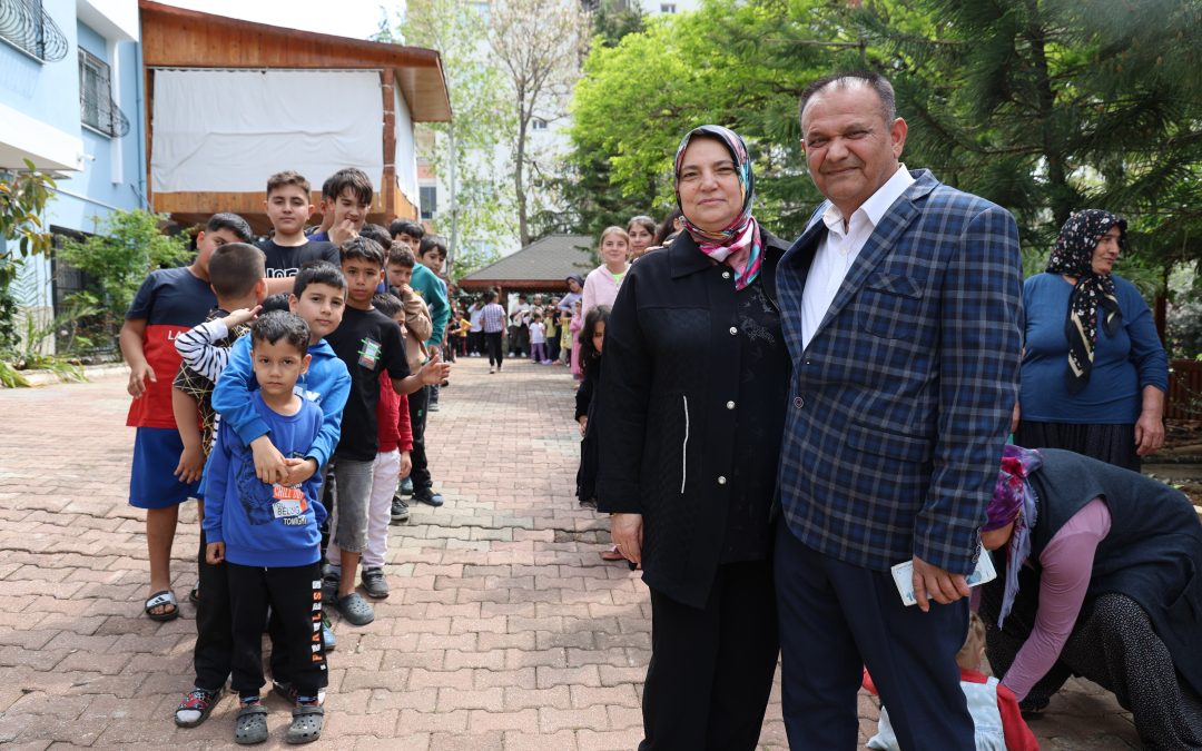 Bayram Harçlığı Dağıtan Aile Mahallede Coşku Yarattı