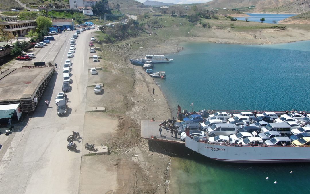 Elazığ-Pertek Feribotlarında Bayram Yoğunluğu