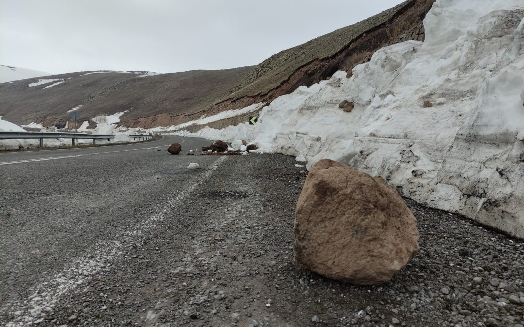 Ardahan’da Yol Tehlikesi: Taş ve Kaya Parçaları Düşüyor