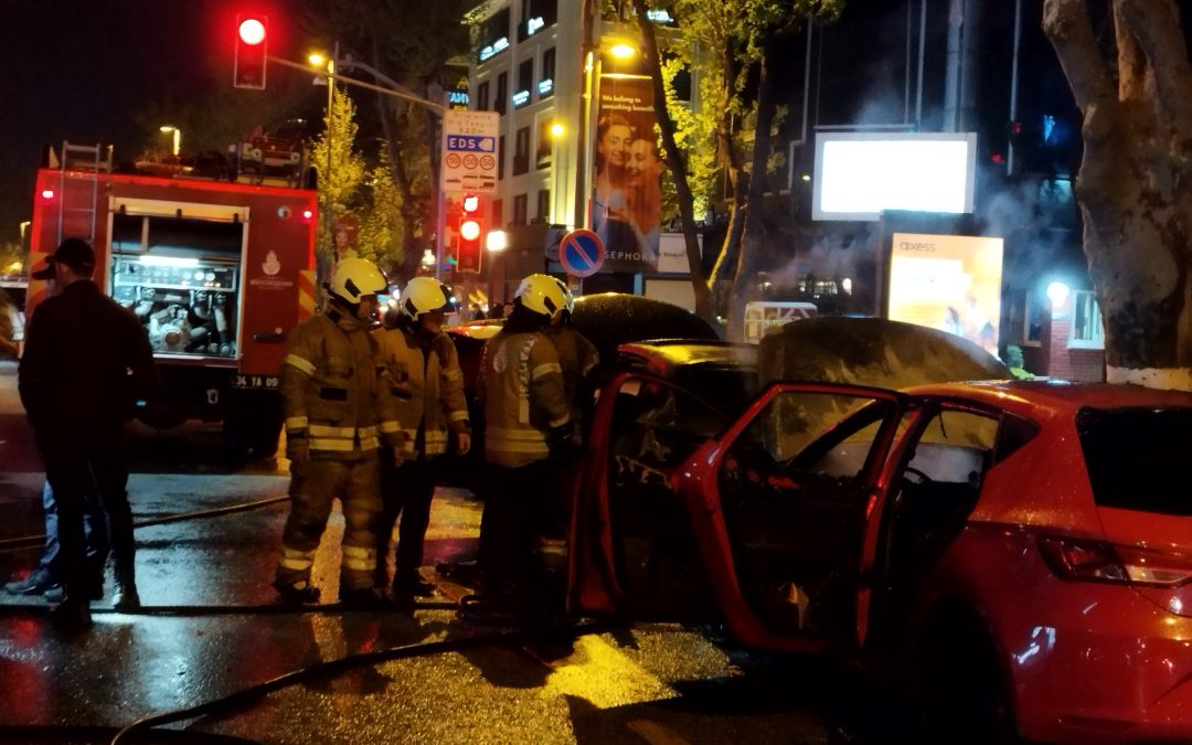 Kadıköy’de park halindeki 2 araç alevlere teslim oldu