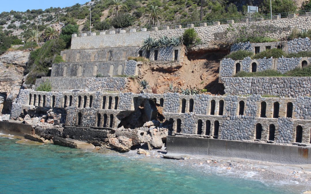 Alanya’da Turistik Bölgede Duvarın Çökme Tehlikesi