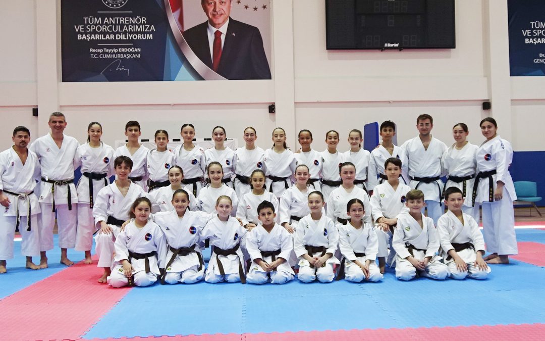 Efsane karateci Turgay Yeşilyurt Tavşanlı’da sporculara ‘Kata’ semineri verdi