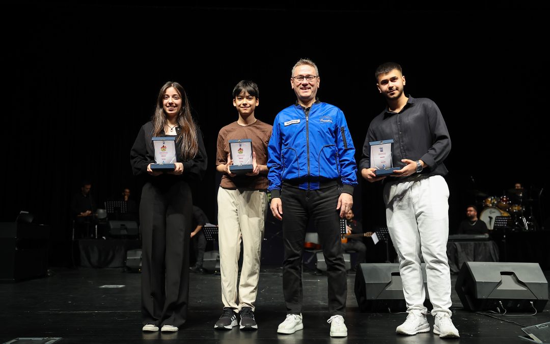 İstanbul Gençlik Oyunları Liseler Arası Müzik ve Şiir Yarışmasında En Güzel Sesler Ödüllerini Aldı.