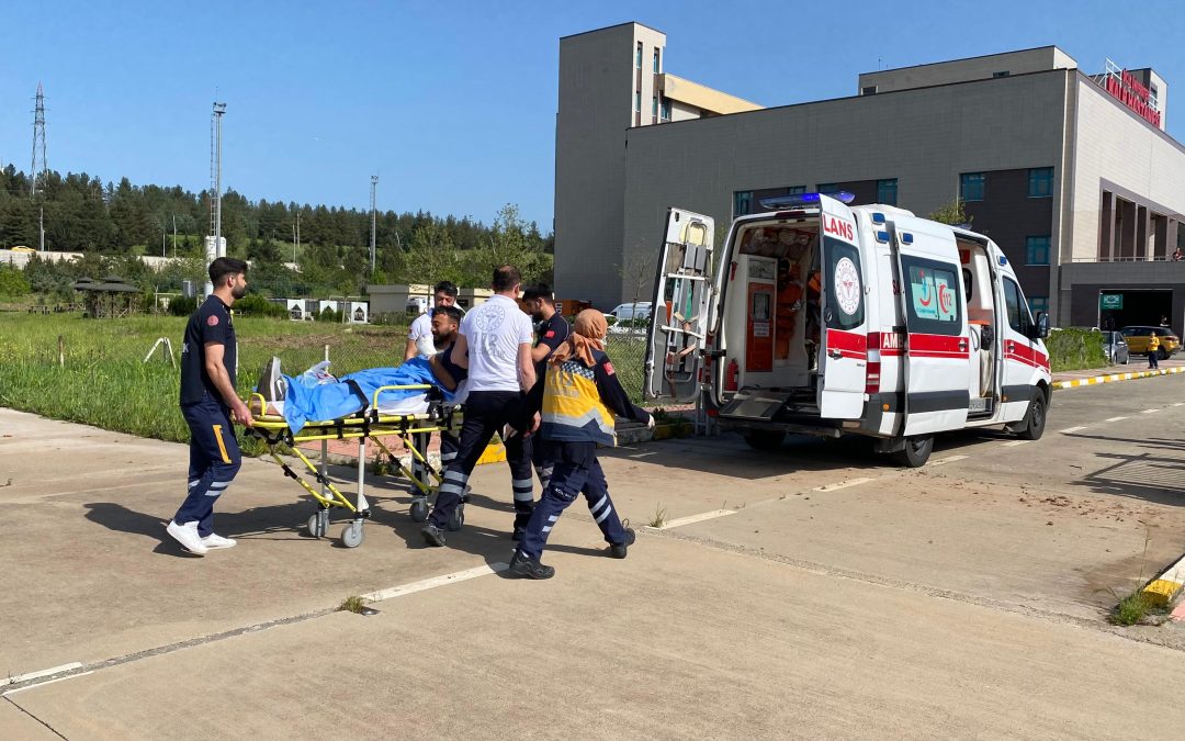 Diyarbakır’da parmağı kopan genç ambulans helikopter ile hastaneye sevk edildi