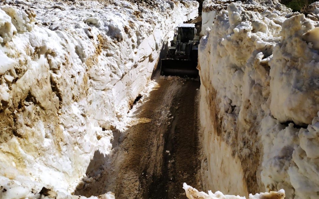 Yüksekova’da 5 Metreyi Bulan Karda Yol Açma Çalışmaları