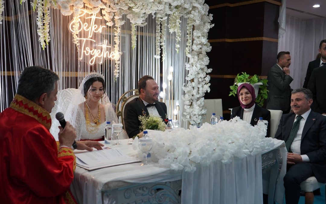 Bakan Göktaş, Şırnak’ta Sidar çiftinin nikah şahitliğini yaptı.