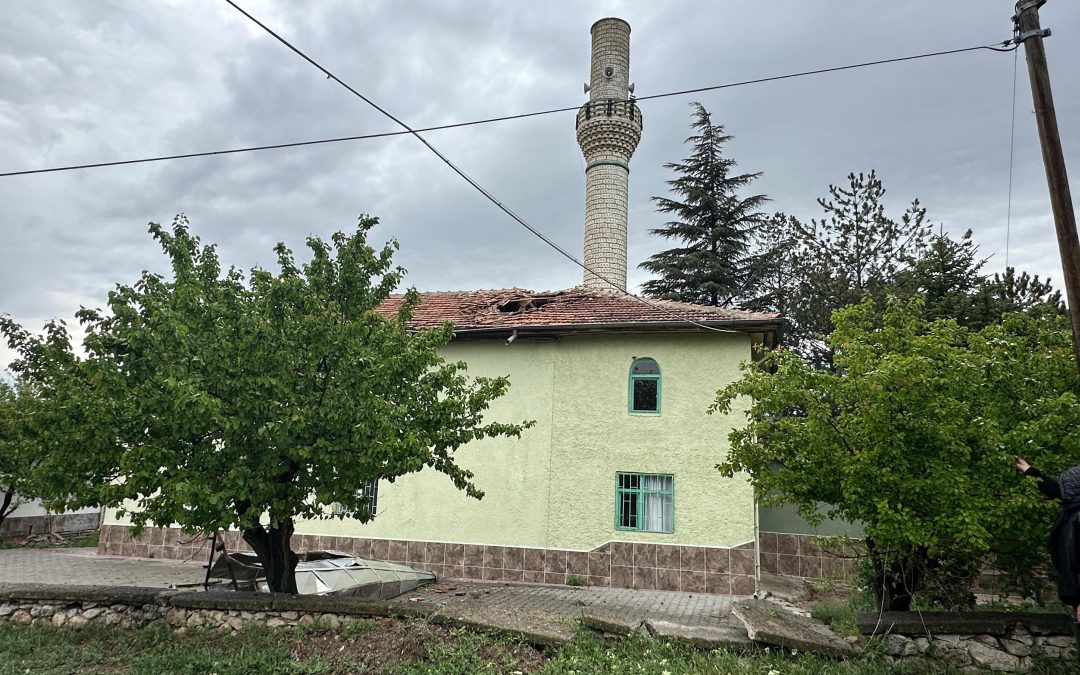 Ankara’da şiddetli rüzgar 2 caminin minaresini yıktı.