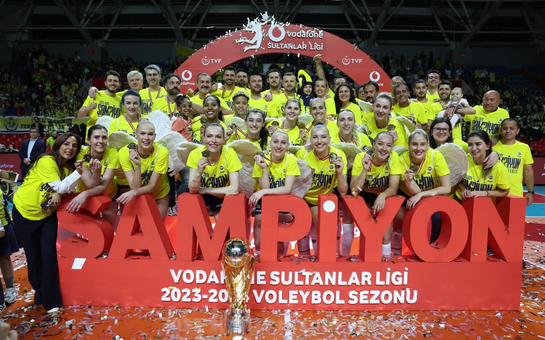 Fenerbahçe Kadın Voleybol Takımı Şampiyonluk Kupasını Kaldırdı