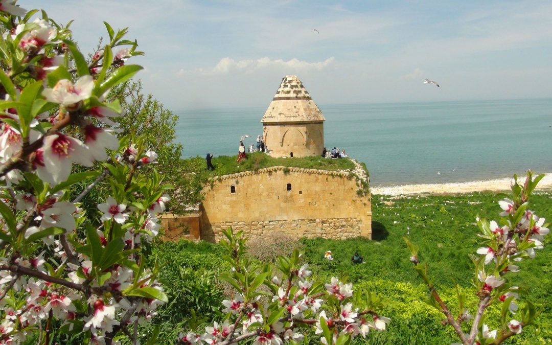 Van Gölü’ndeki Çarpanak Adası İlkbaharda Ziyaretçi Akınına Uğruyor