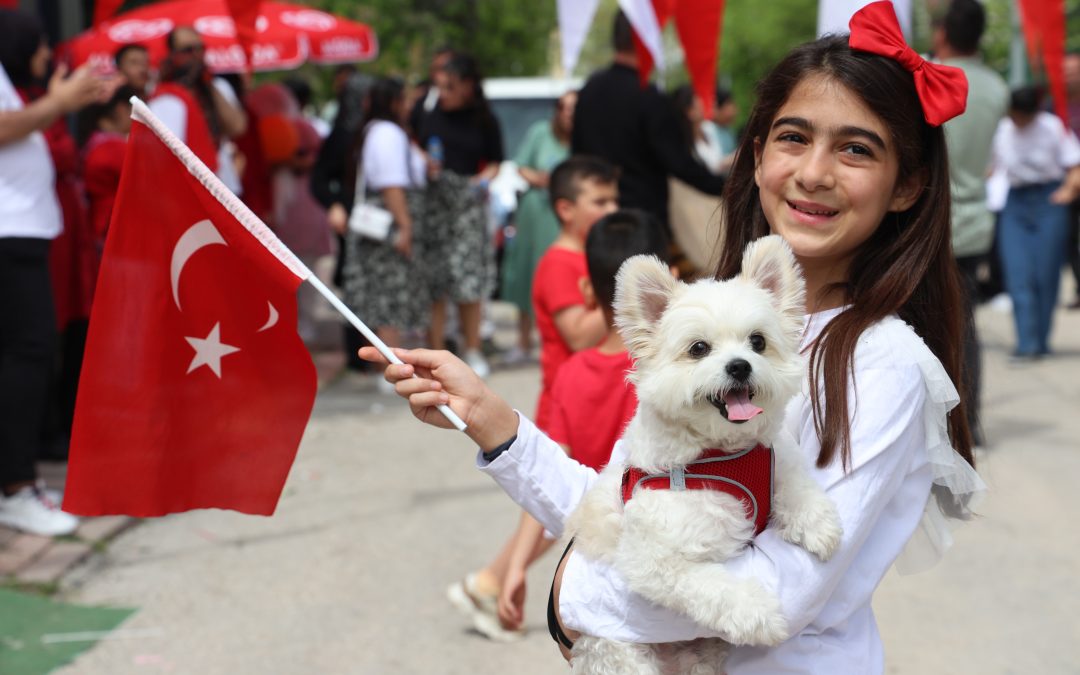 23 Nisan Sokağında Çocuklar Şiir Okudu ve Halay Çekti