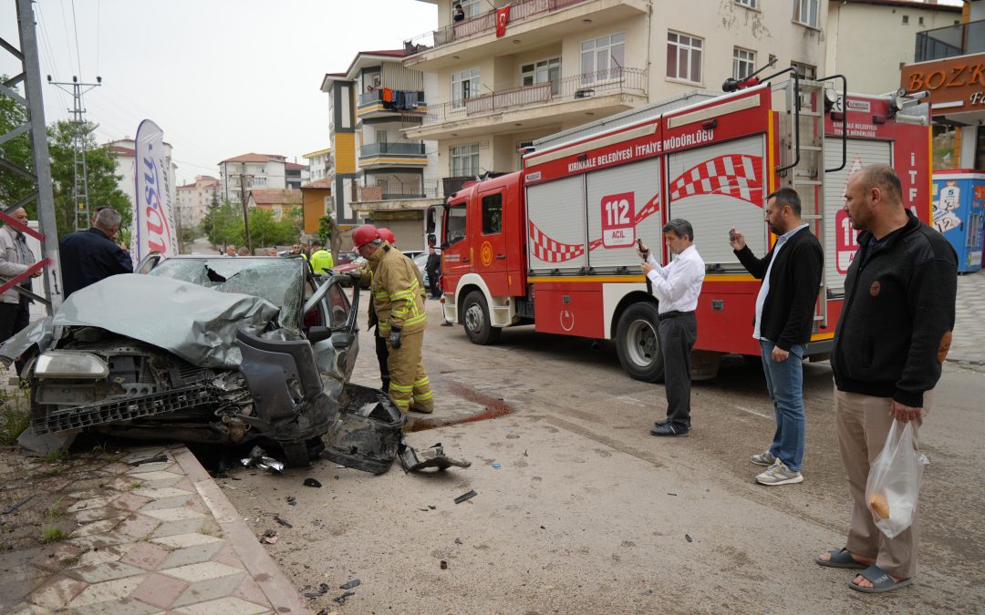 Kırıkkale’de Otomobil ile Cip Kafa Kafaya Çarpıştı: 2’si Ağır 3 Yaralı