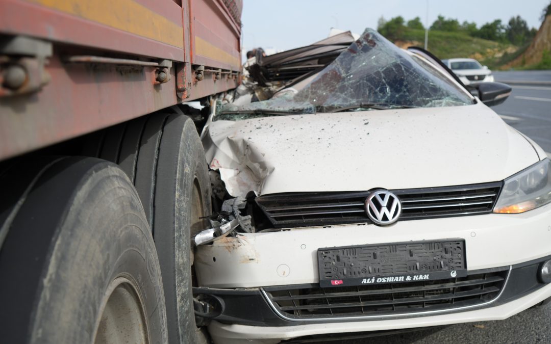 Arnavutköy’de Otomobilin Tıra Çarptığı Kazada 2 Yaralı