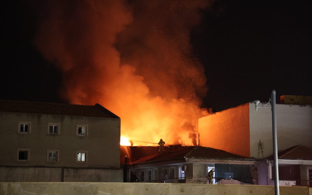 İzmir’de Tarihi Kemeraltı Çarşısında Yangın: Tekstil Deposu Alevlere Teslim Oldu