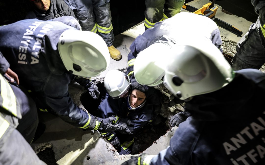 Antalya Büyükşehir İtfaiyesi, Yeni İtfaiyecilere Deprem Eğitimi Veriyor