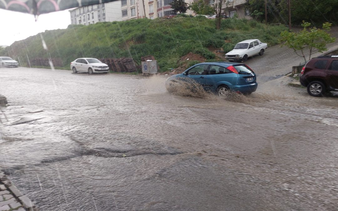 Tekirdağ’da Şiddetli Yağmur Sokakları Dereye Çevirdi