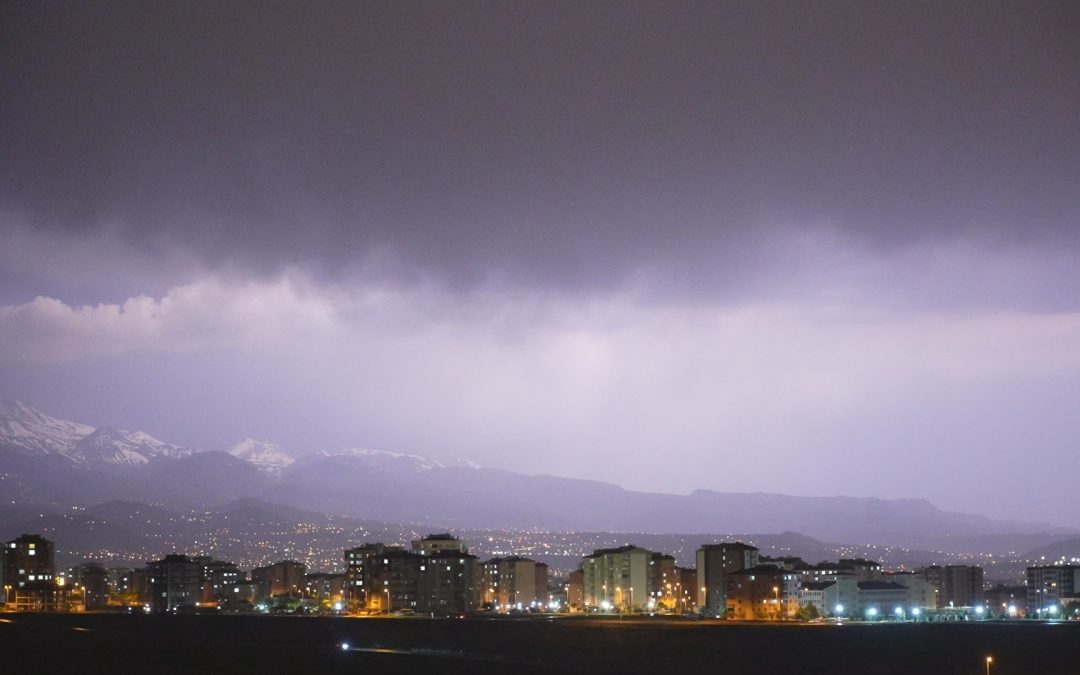 Kayseri’de şimşekler geceyi aydınlattı.