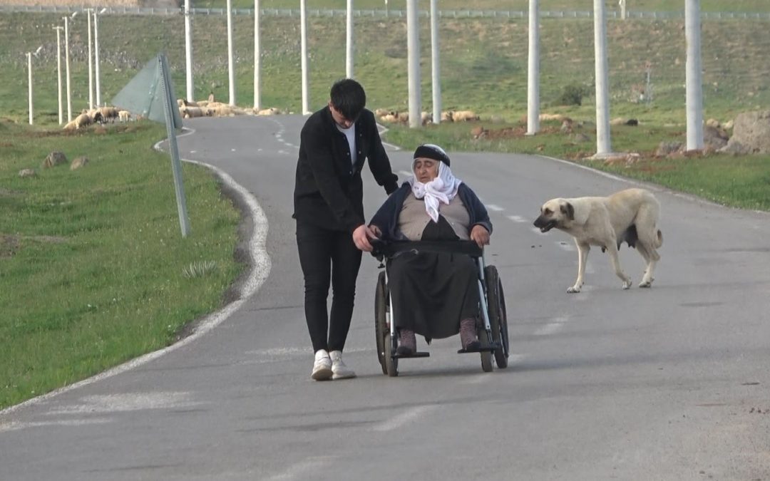 Cevahir Bingöl, 10 Yıl Sonra Köyünün Sokaklarını Gezdi.