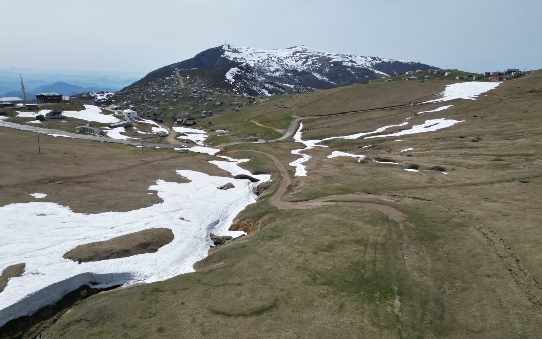 Karları eriyen Sis Dağı yaylası turistleri ağırlamaya başladı.