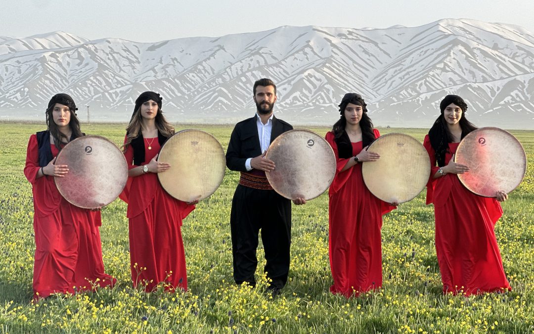 Yöresel Elbiselerle Erbane Gösterisi Yapanlar Cilo Dağı’nda Müzik Ziyafeti Verdi.