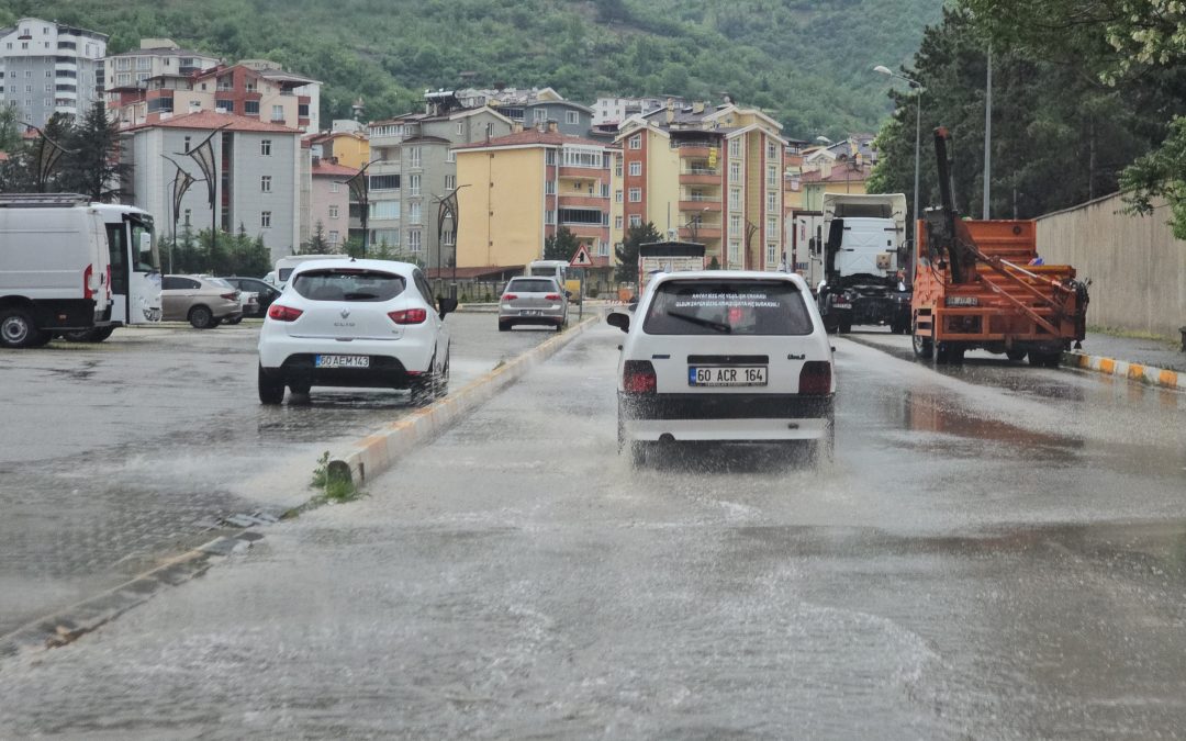 Tokat’ta Sağanak Yağmur Sokakları Gül Döndürdü