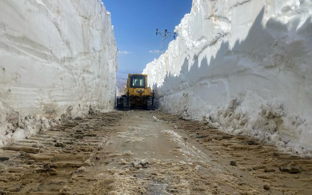 Yüksekova’da 6 Metrelik Kar Tünellerinde Zorlu Çalışma