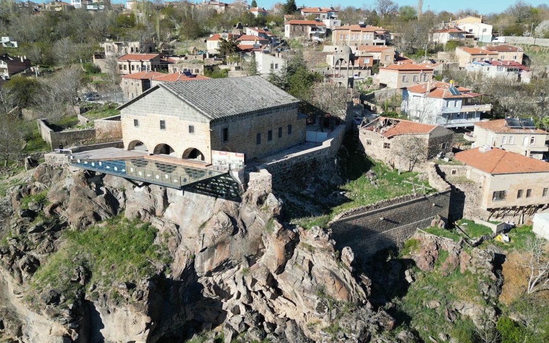 Niğde’deki Cam Seyir Terası Ziyaretçilerin ilgisini çekiyor