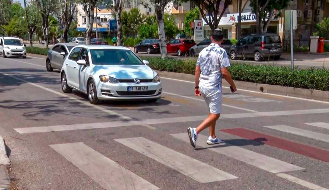 Kavşakta Baba ve Torununa Motosiklet Çarptı: Baba Kurtuldu, Torunun Kaval Kemiği Kırıldı