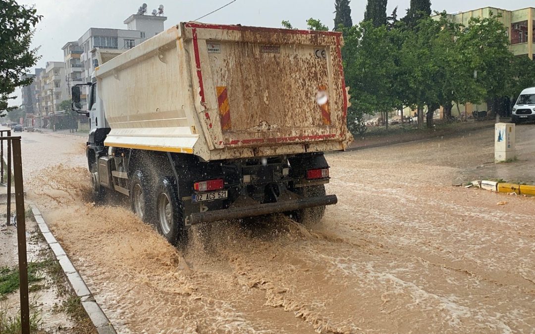 Adıyaman’da Şiddetli Yağmur Sokakları Gül Döndü