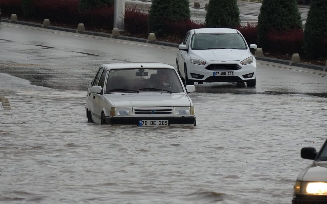 Karaman’da Sağanak Yağmur Araçları Mahsur Bıraktı