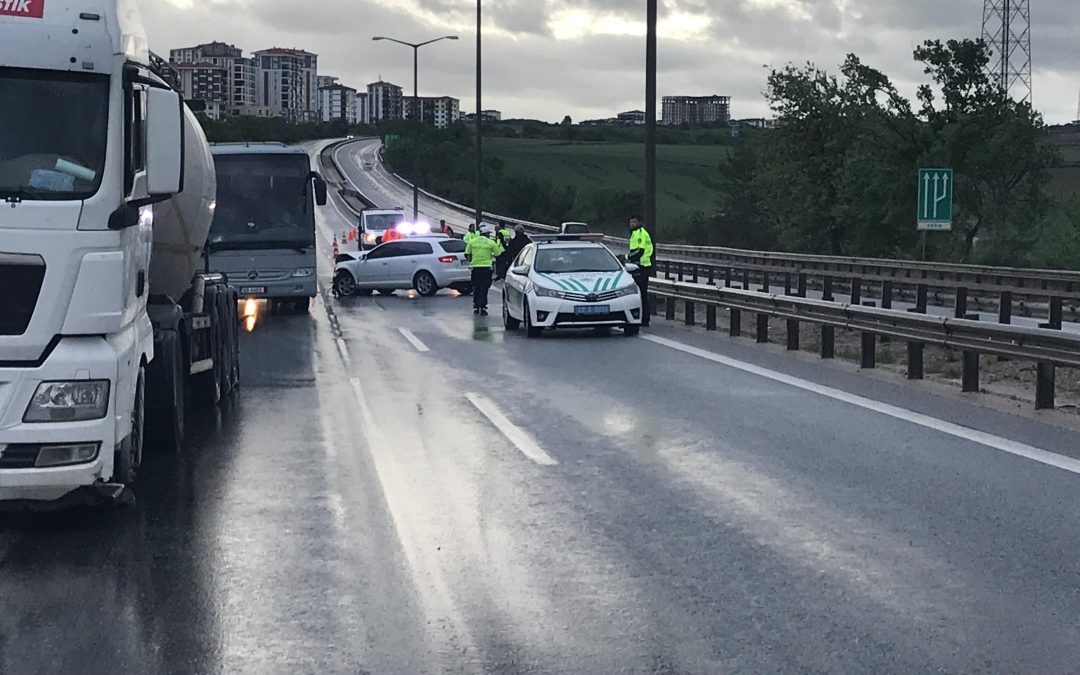 Edirne’de Bariyerlere Çarpan Otomobilin Sürücüsü Yaralandı