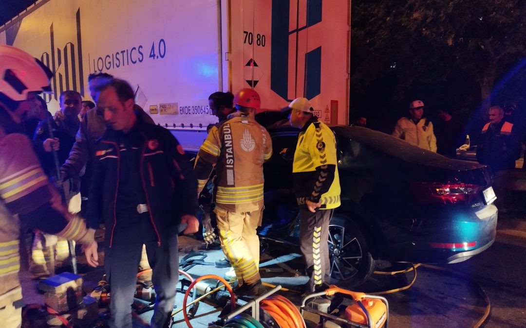 Pendik’te Otomobil Tıra Saplandı: 1 Yaralı