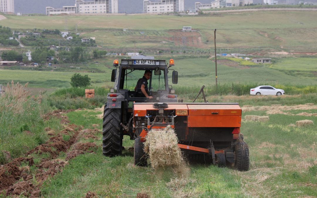 Genç Çiftçi Tarladaki Çalışmalarını Sürdürüyor