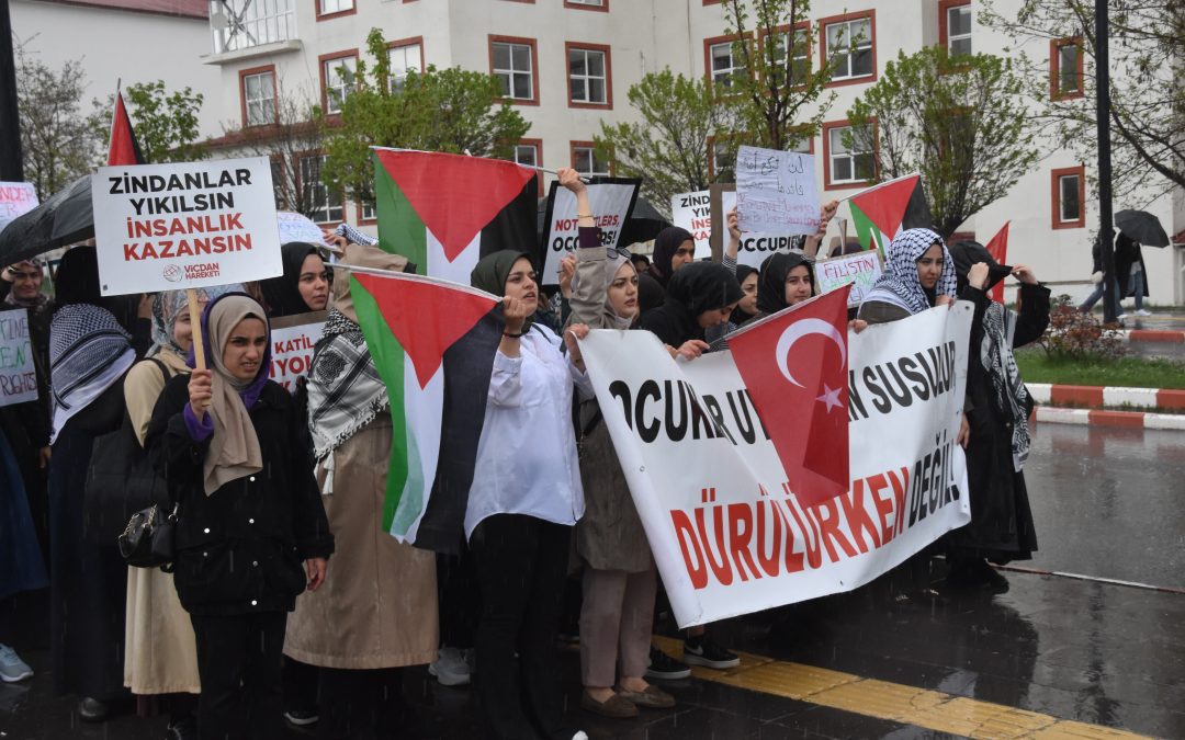 Bitlis Eren Üniversitesi Öğrencileri Filistin İçin Oturma Eylemi Başlattı