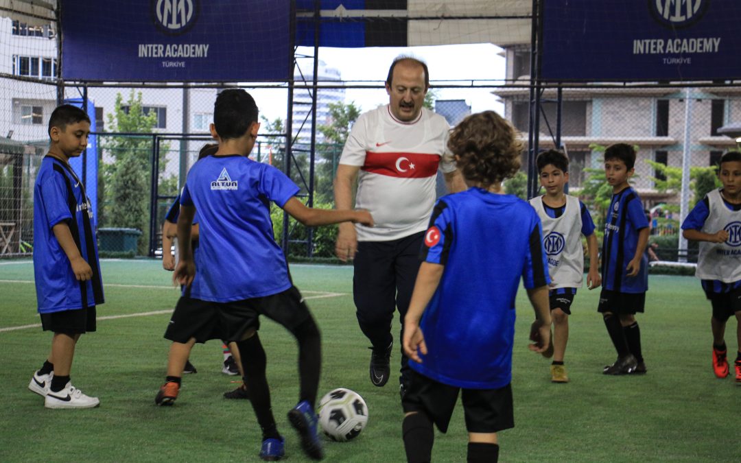 Mersin’de Vali Pehlivan, çocuklarla futbol oynadı.