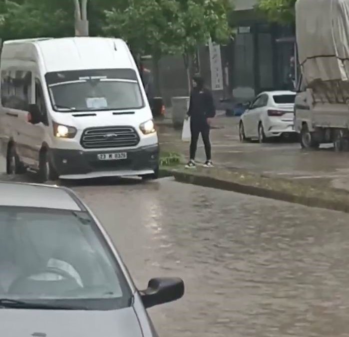 Dolmuş Şoförü Yağmur Sularının Ortasında Kaldı Yolcuyu Aldı