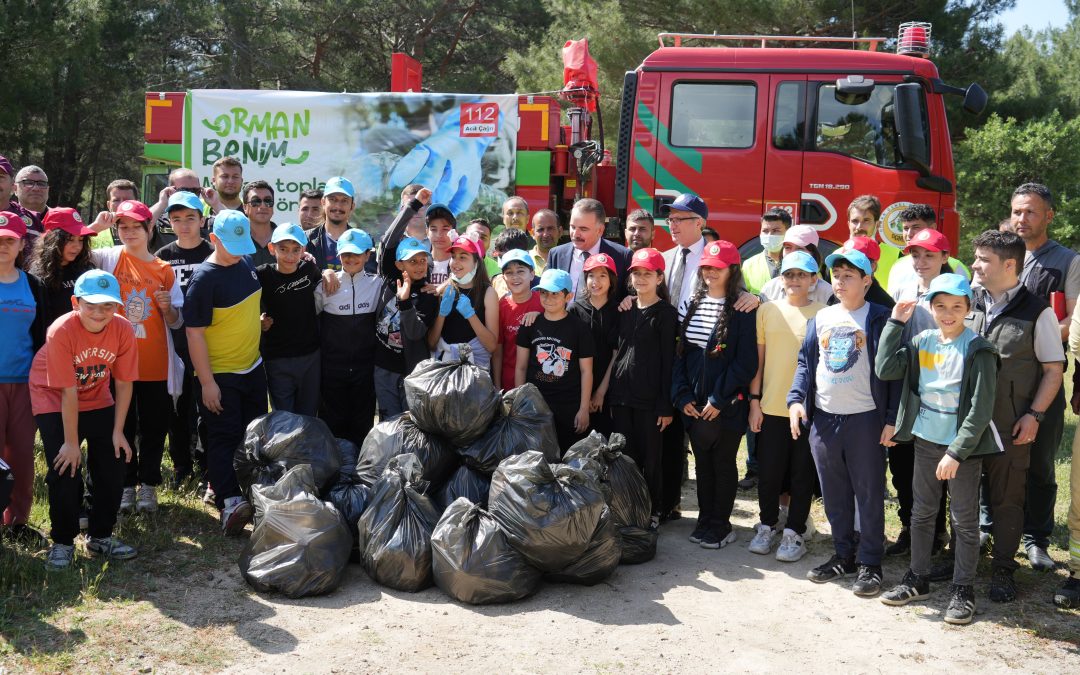 Kazdağları’nda öğrenciler 1 ton çöp topladı.