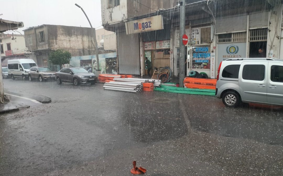 Cizre’de dolu ve sağanak yağış sokakları göle çevirdi.