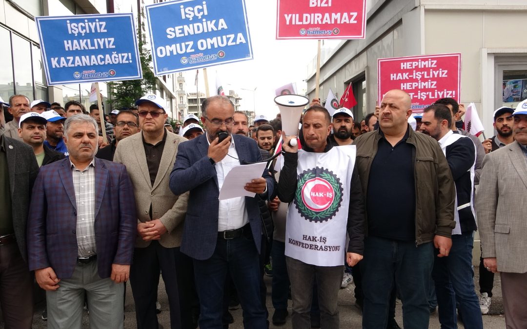 Van’da Çepkyolu Belediyesinin çalışanlarının işten çıkarılması protesto edildi.