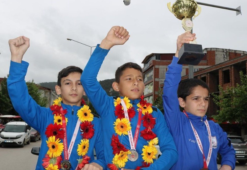 Türkiye Şampiyonu Güreşçiler Şehir Turu Attı