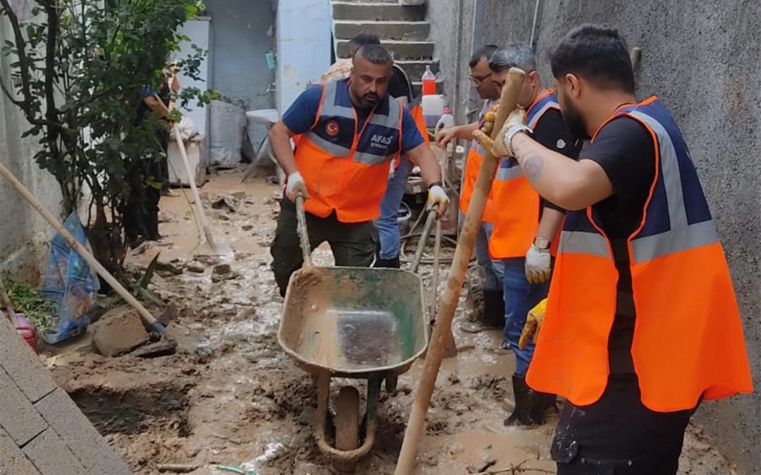 AFAD gönüllüleri, Cizre’de sel felaketinin yaralarını sarıyor