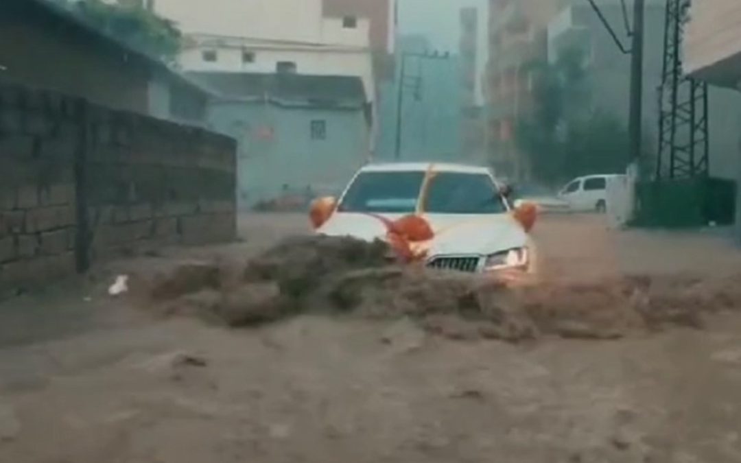 Cizre’de Gelin Arabası Sel Sularının Ortasında Kaldı