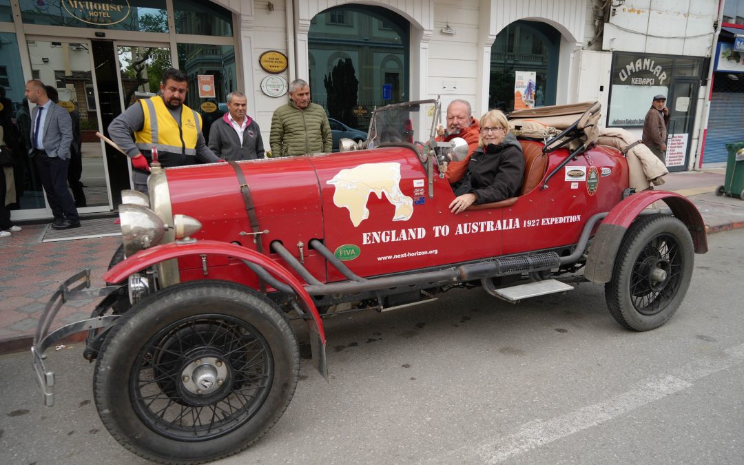 İngiliz çift, 1924 model klasik otomobille dünya turunda