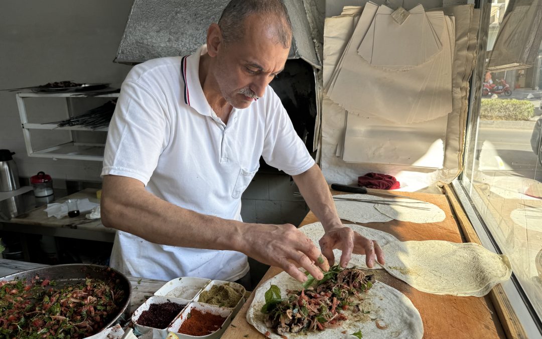 Mersin’de Sabah Erken Saatlerde Açılan Ciğerci Dükkanı Lezzet Tutkunlarını Bekliyor