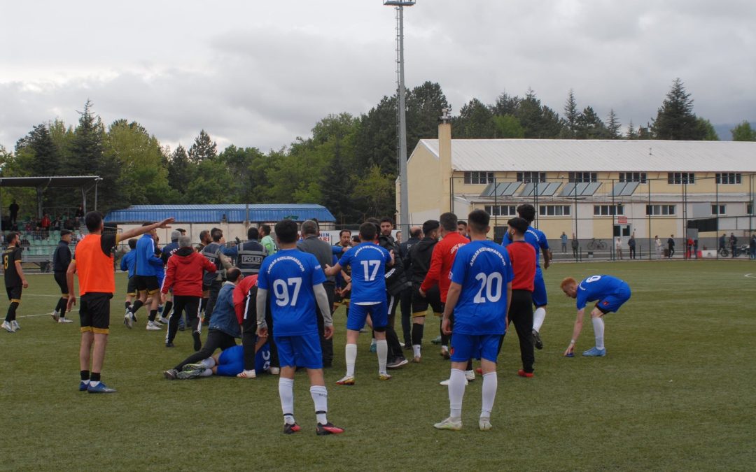 Futbolcular Arasında Sahada Çıkan Kavga Maçı Yarıda Bıraktı