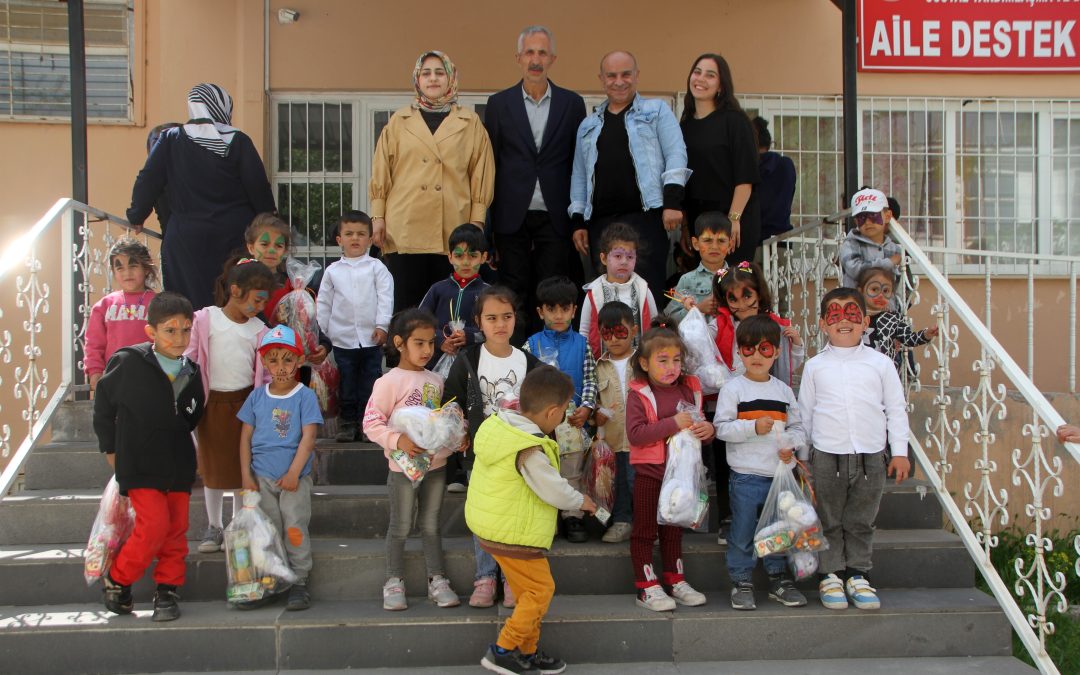 Emanet kitapla öğretmen olan Tümay, Malazgirt’te çocukları sevindirdi.