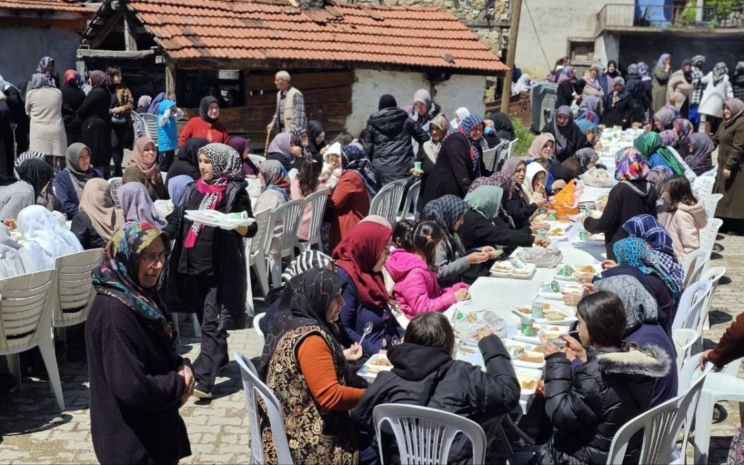 Bursa’da 671 Yıllık Gelenek Devam Ediyor: Binlerce Kişi ‘Dede Aşı’ Yemeği İçin Kıyıya Akın Etti