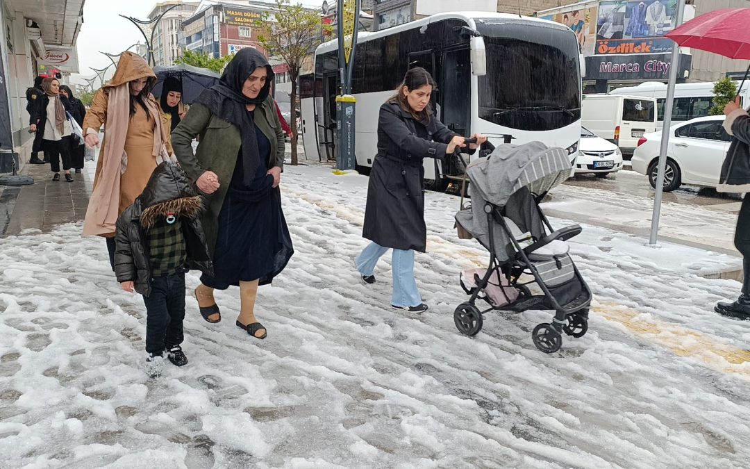 Van’da Etkili Olan Dolu Kenti Beyaza Bürüdü