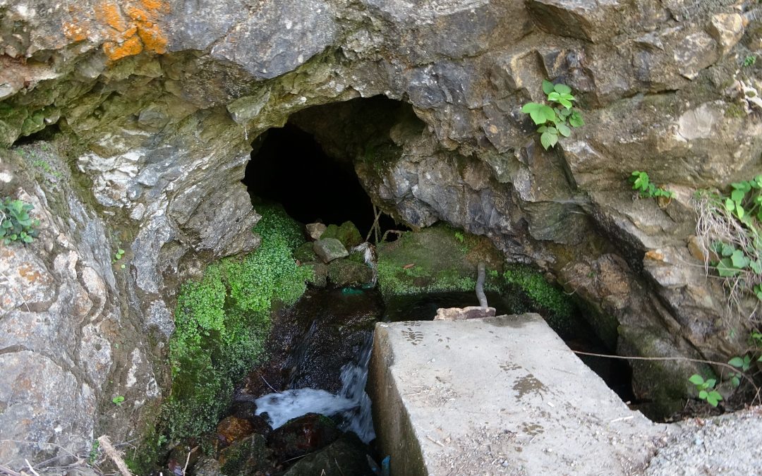 Kayalardan çıkan su, ziyaretçilerin ilgi odağı oldu